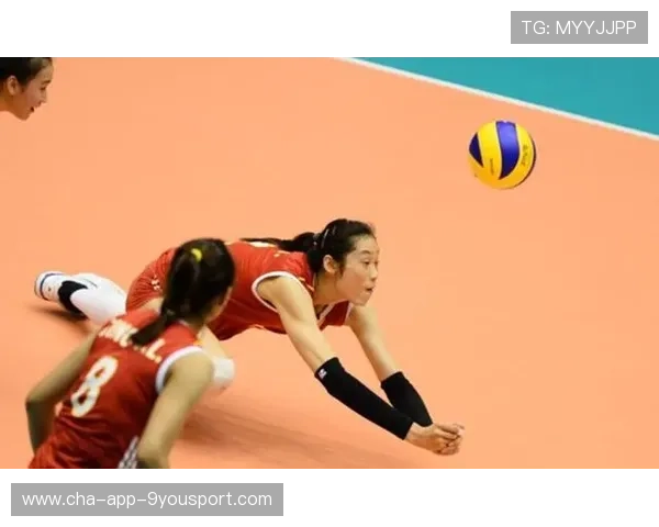 女排自由人救球如神：拼搏中的无限力量